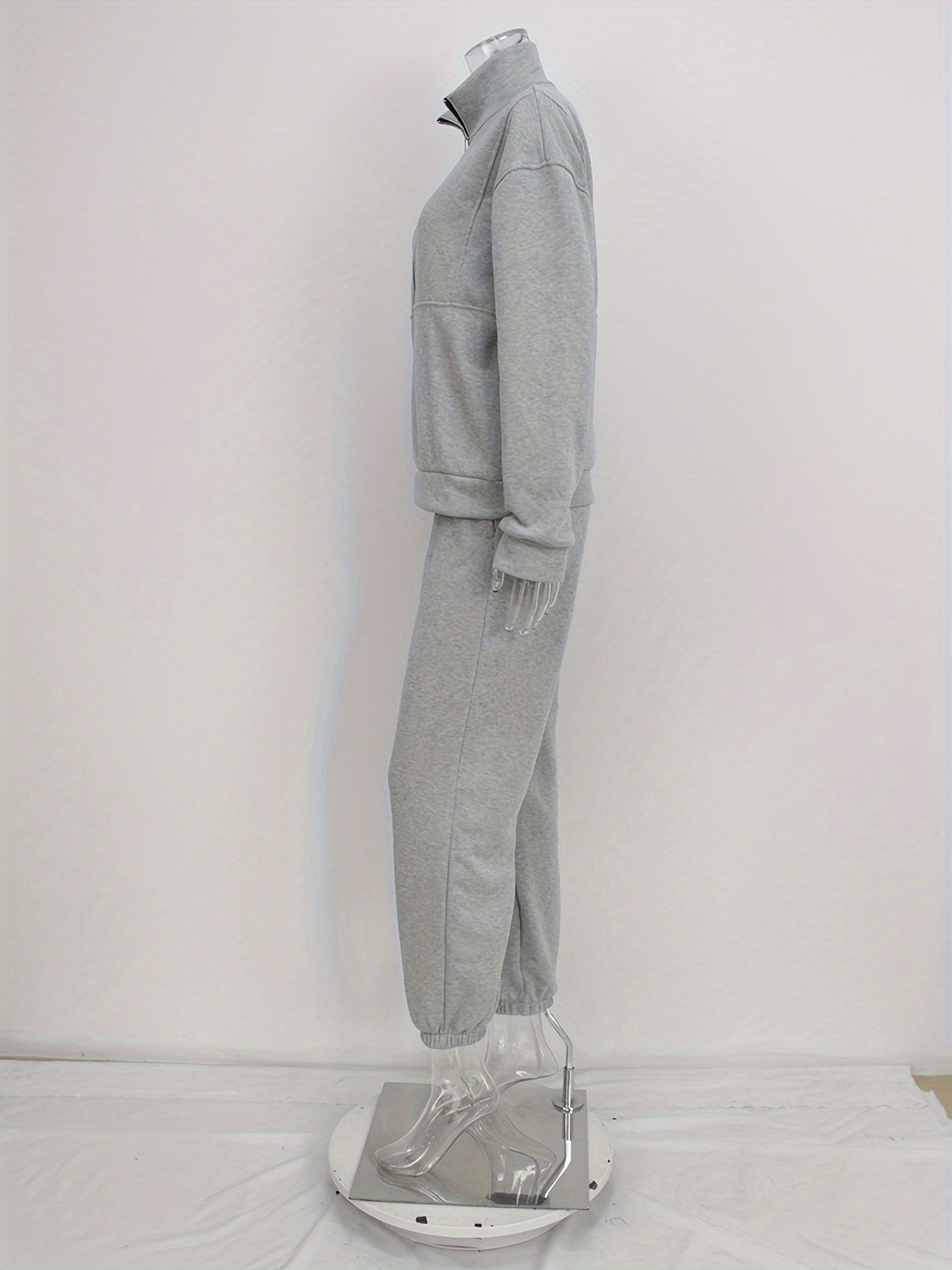 New Women'S Pullover Ensemble, a Two-Part Outfit That Includes a Snug Long-Sleeve Pullover And Sporty Pants, Designed for a Relaxed Fit with a Zipper, Perfect for Casual Home Attire And Fashionable Street Style, Ideal for The Fall And Winter Months