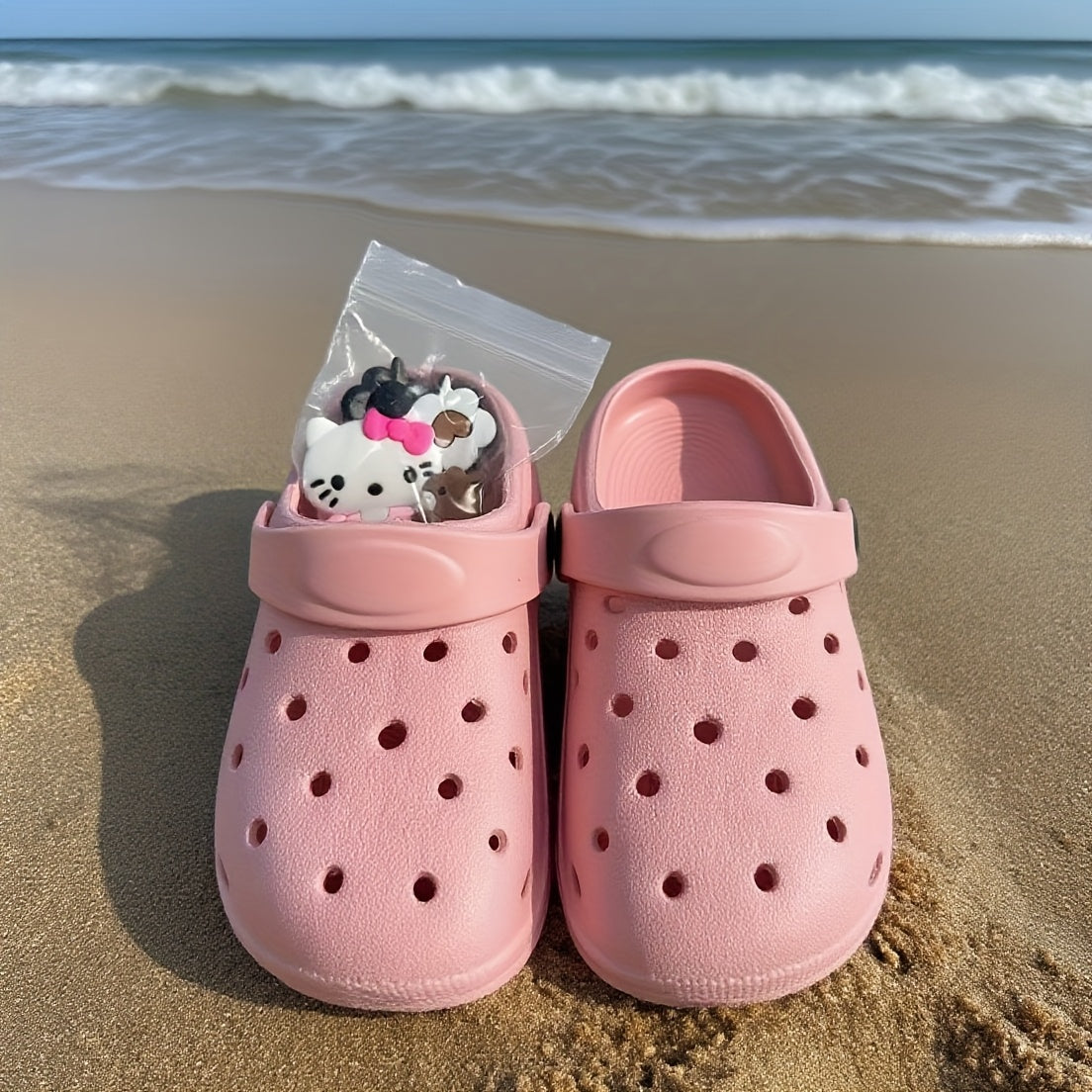 A pair of new summer casual, versatile, cute and sweet cartoon bear Hello Kitty Kitty girl's flip-flops with a soft and comfortable inner lining, and a quiet and -slip boy's flip-flops for outdoor beach vacations