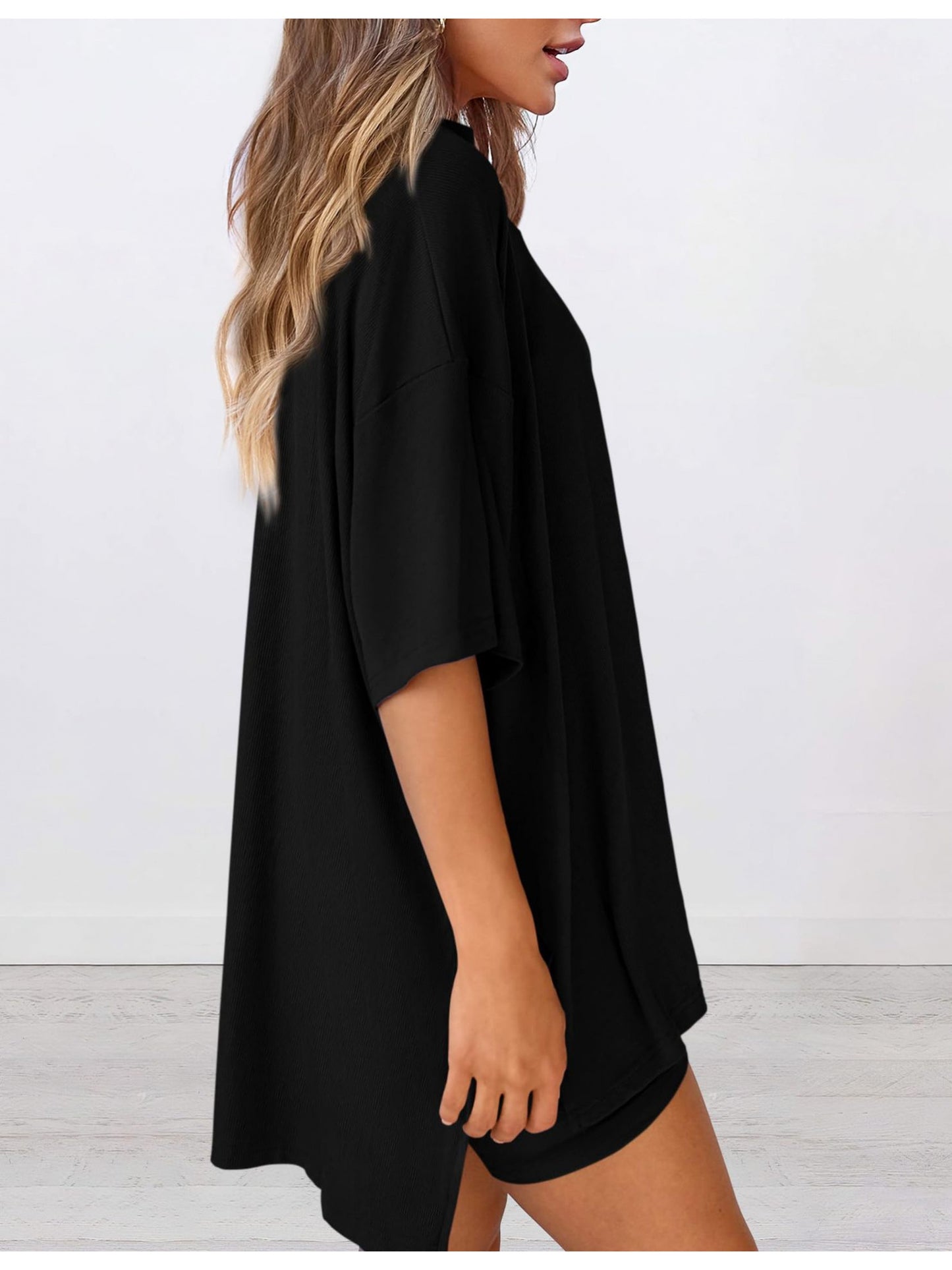 A Two-Piece Outfit Consisting of a Relaxed-Fit Solid Color Short-Sleeve Top And Shorts, Perfect for The Spring/Summer 2026 Season