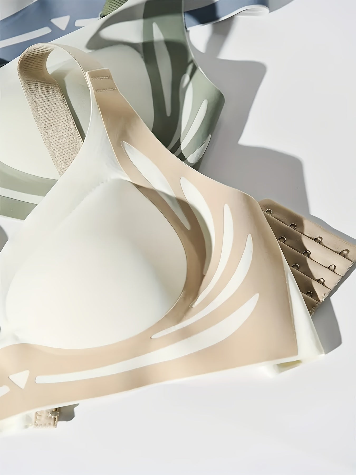 Stylish Women'S Seamless Sports Bra - Offers Medium Support with Stretchable Fabric, Features a Unique Striped Back, Fixed Lined Cups Ideal for Hiking And Outdoor Activities, Low Neckline with a Half Open Design, Perfect for Adventurous Wear