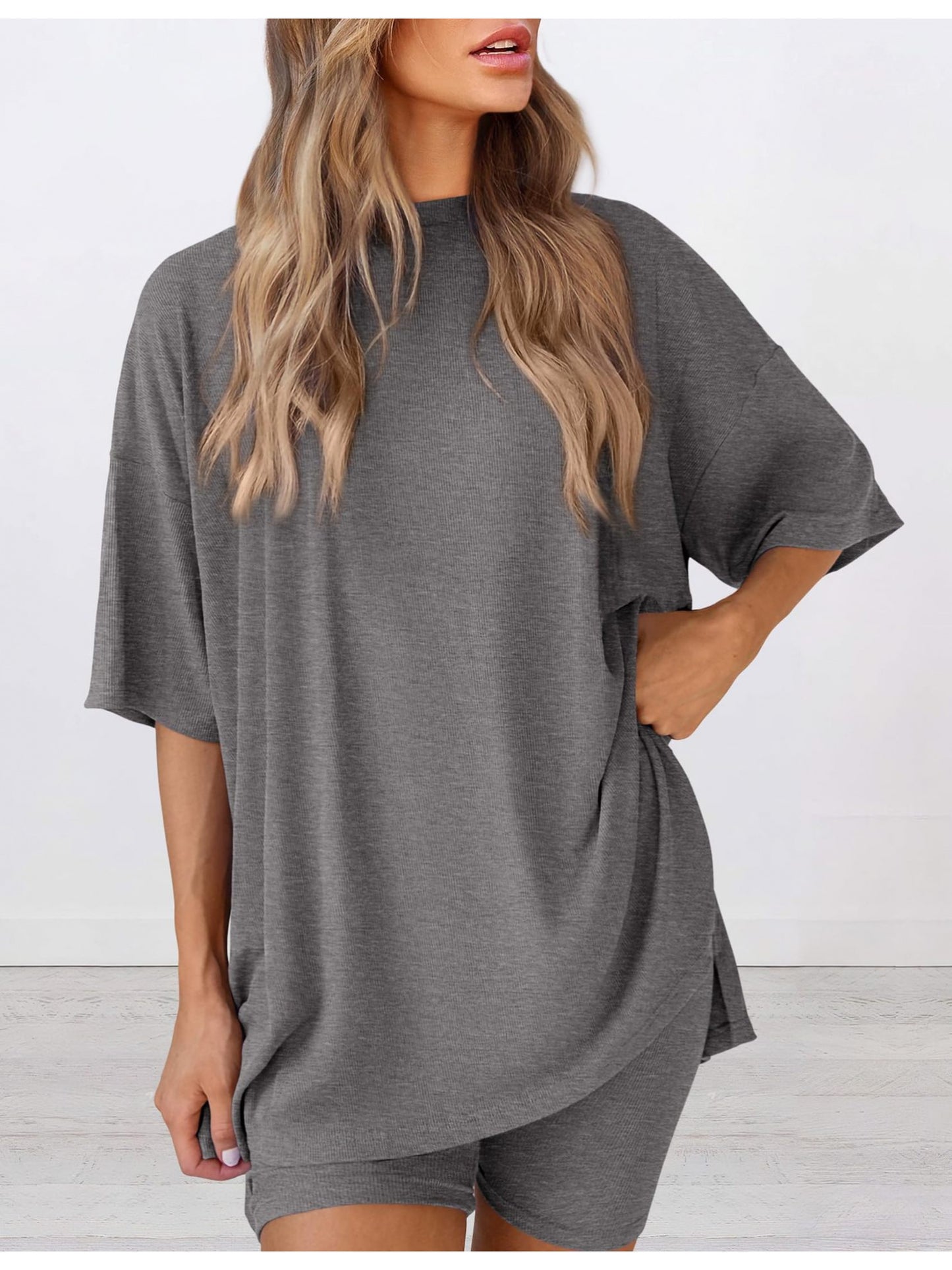 A Two-Piece Outfit Consisting of a Relaxed-Fit Solid Color Short-Sleeve Top And Shorts, Perfect for The Spring/Summer 2026 Season