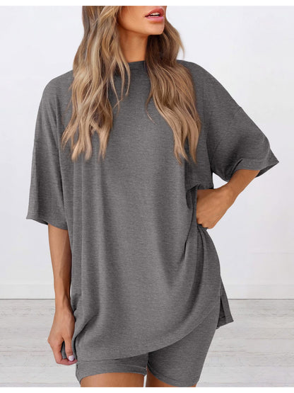 A Two-Piece Outfit Consisting of a Relaxed-Fit Solid Color Short-Sleeve Top And Shorts, Perfect for The Spring/Summer 2026 Season