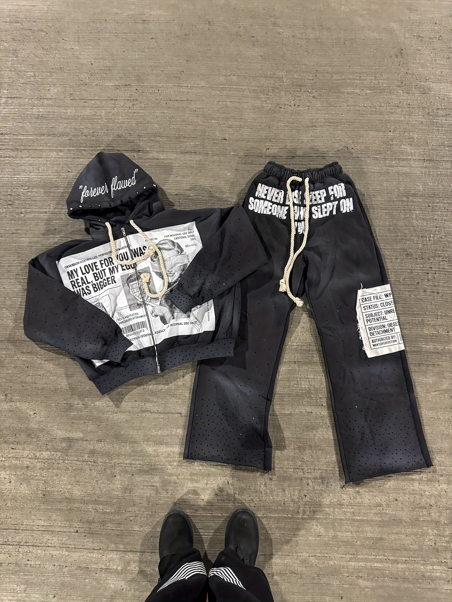 Trendy American Hoodie with a Unique Design, Featuring a Loose Fit Suitable for All Genders, Inspired by Hip-Hop And Harajuku Styles. This Dark Sweatshirt Is Part of a Viral Clothing Brand, Perfect for Streetwear Enthusiasts
