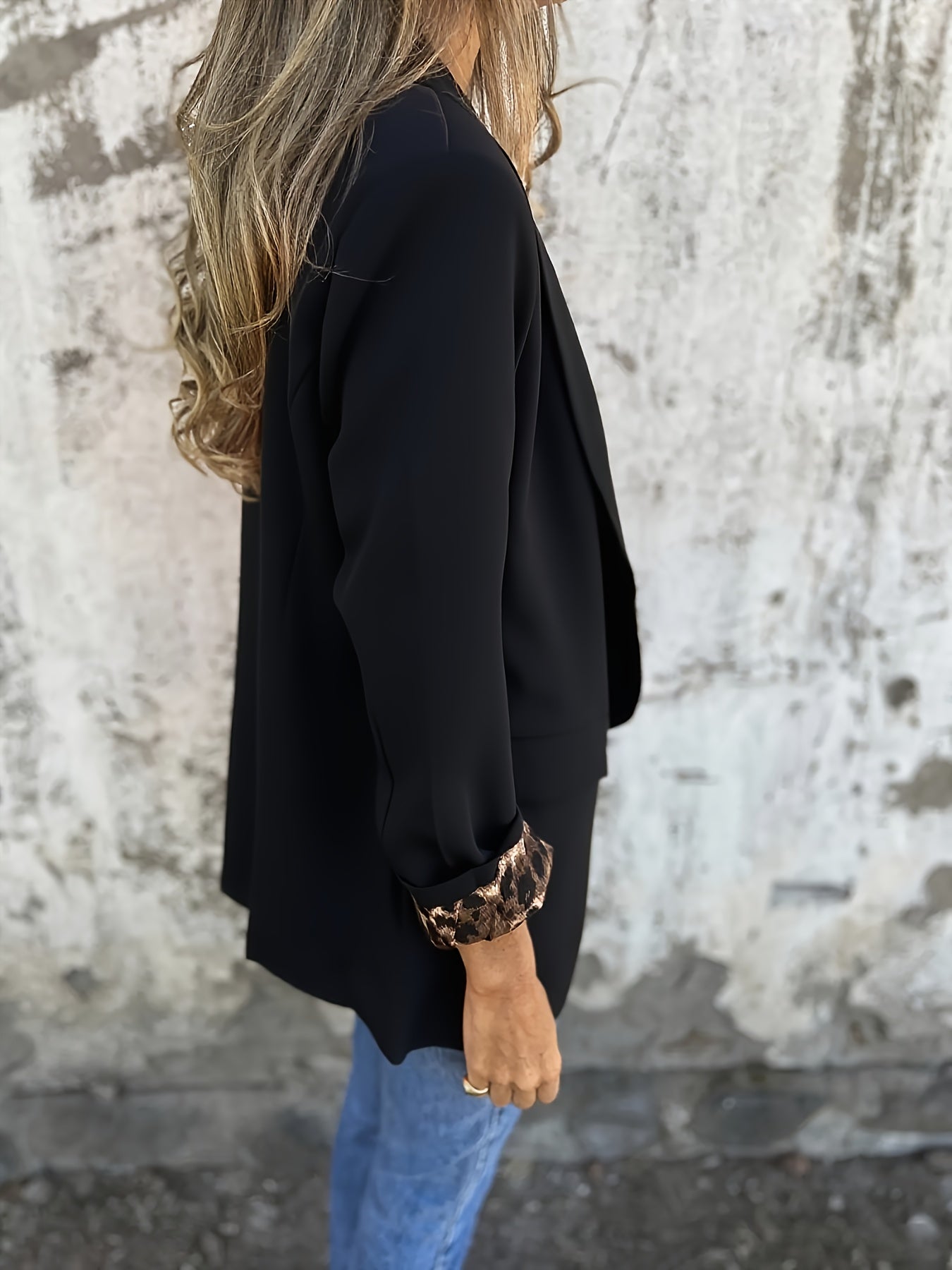 A Stylish Women'S Blazer with a Easy European Design, Featuring a Leopard Print Lining, Faux Pocket Design, Comfortable Fabric, And an Elegant Look, Making It a Must-Have for Daily Commutes