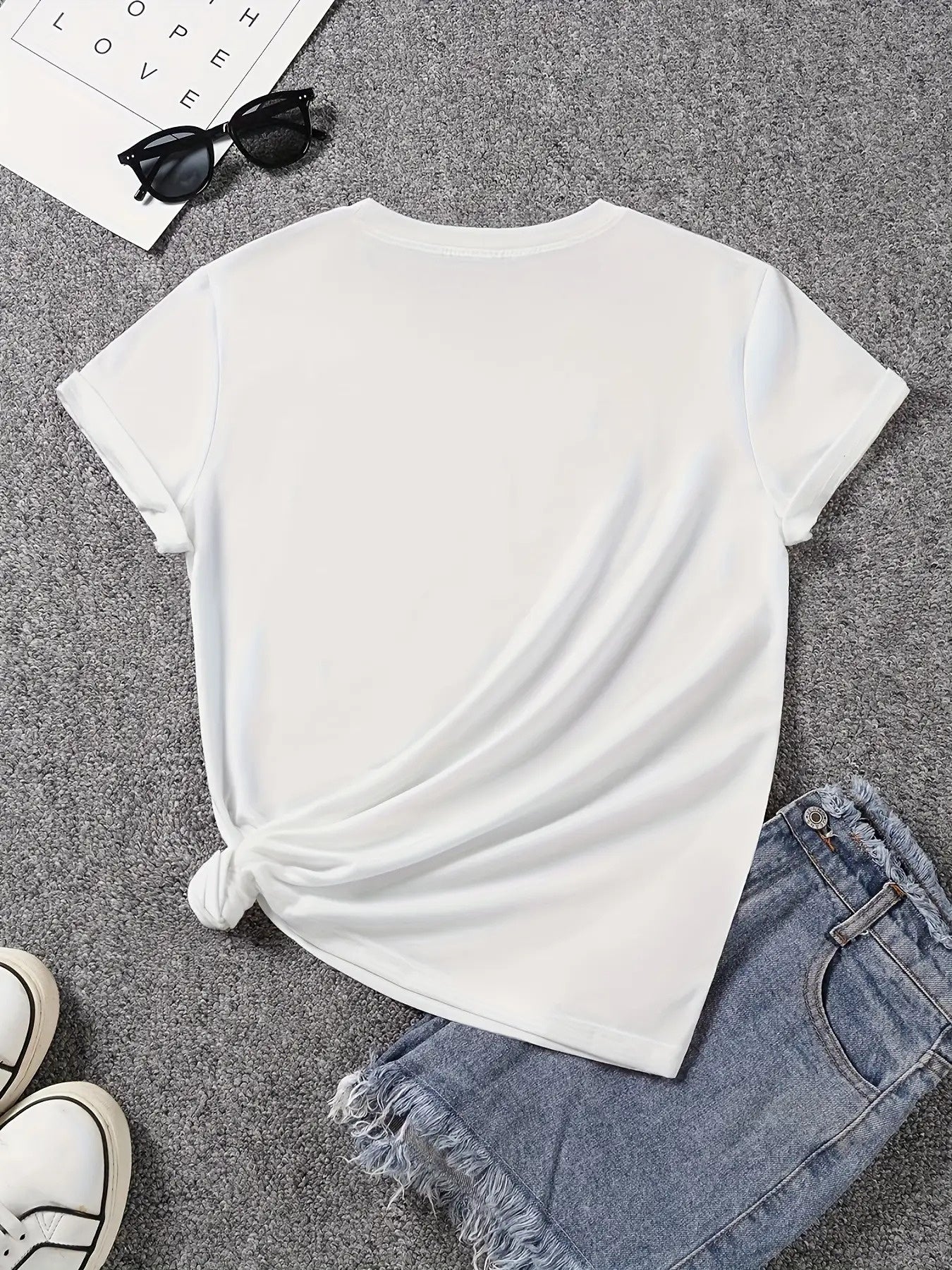 Plus Size Women's Light Blue Smiling Daisy & Smile Letter Print T-Shirt - Soft Breathable Short Sleeve Round Neck Top, Casual Spring Summer Blouse with White Daisies & joyful Face Design, Machine Washable Casual Attire for Parties & Picnic