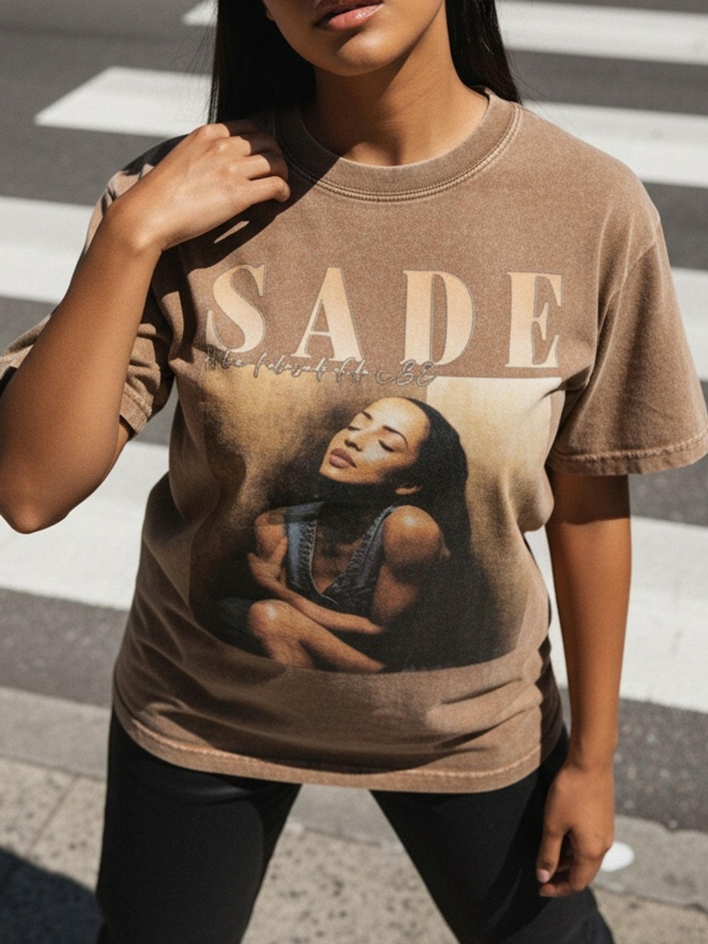 1 Summer Top, Y2K Swag T-shirt, Retro Sade Pattern T-shirt - Bohemian Retro Music Band T-shirt, Black and Golden Print, Spring/Summer/Autumn Men'S Wear, Regular Fit Shirt
