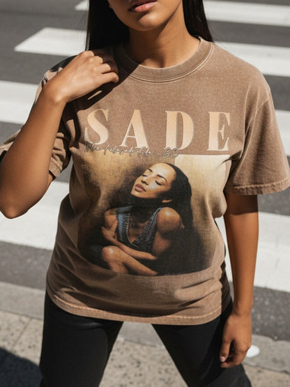 1 Summer Top, Y2K Swag T-shirt, Retro Sade Pattern T-shirt - Bohemian Retro Music Band T-shirt, Black and Golden Print, Spring/Summer/Autumn Men'S Wear, Regular Fit Shirt
