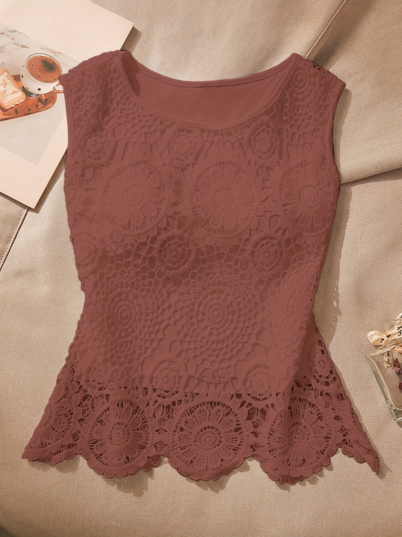 European And American Hollowed Out Round Neck Lace Camisole Vest for Women Wearing Loose And Sleeveless Tops