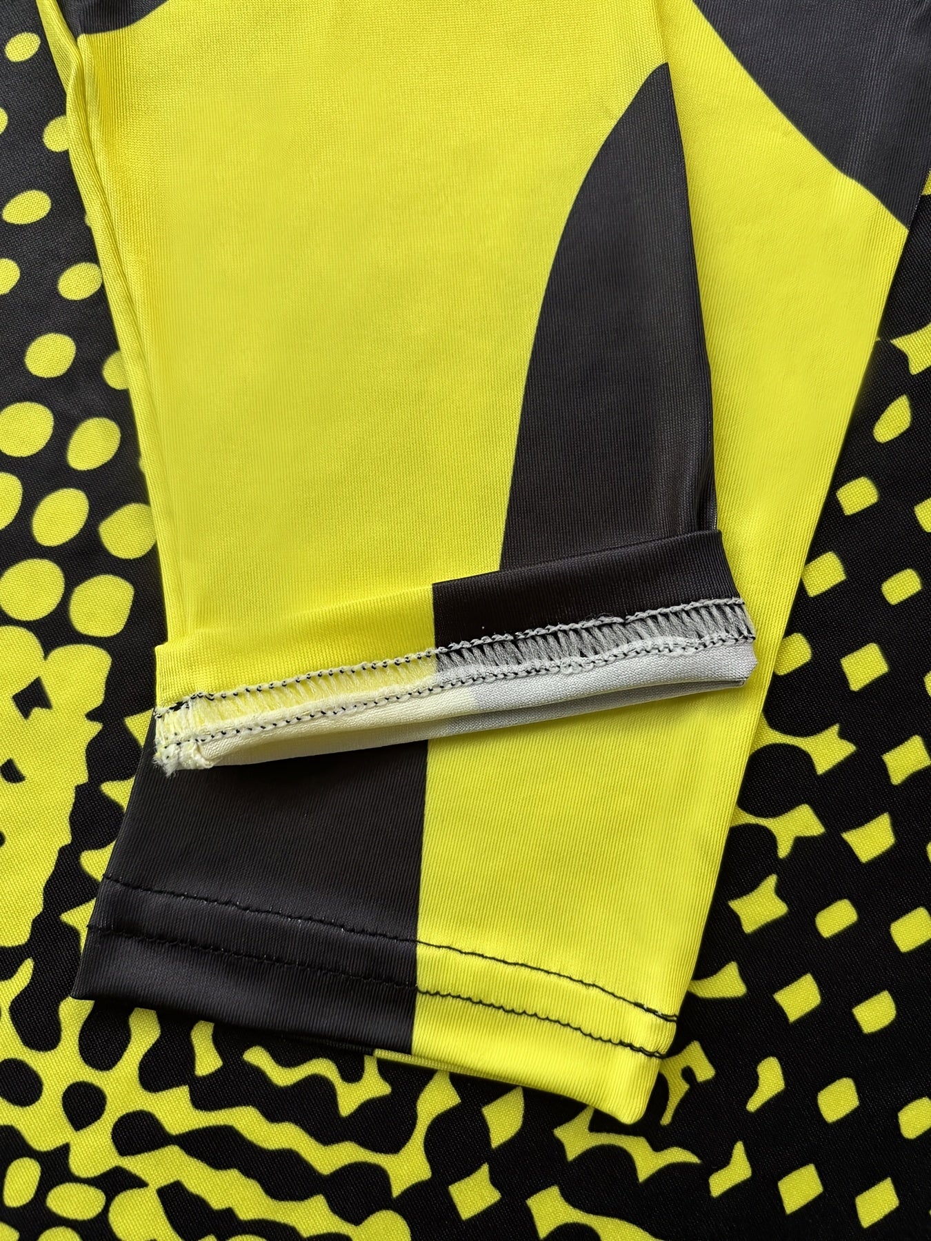 4pcs Men's Quick-Dry Athletic Compression Shirts - Breathable Moisture-Wicking Long Sleeve Tops with Vibrant Tropical Print (Black/White Polka Dot, Blue/Black Gradient, Yellow/Camo, Red/Black Geometric) for Running, Basketball, Cycling, Gym & Outdoor Spor