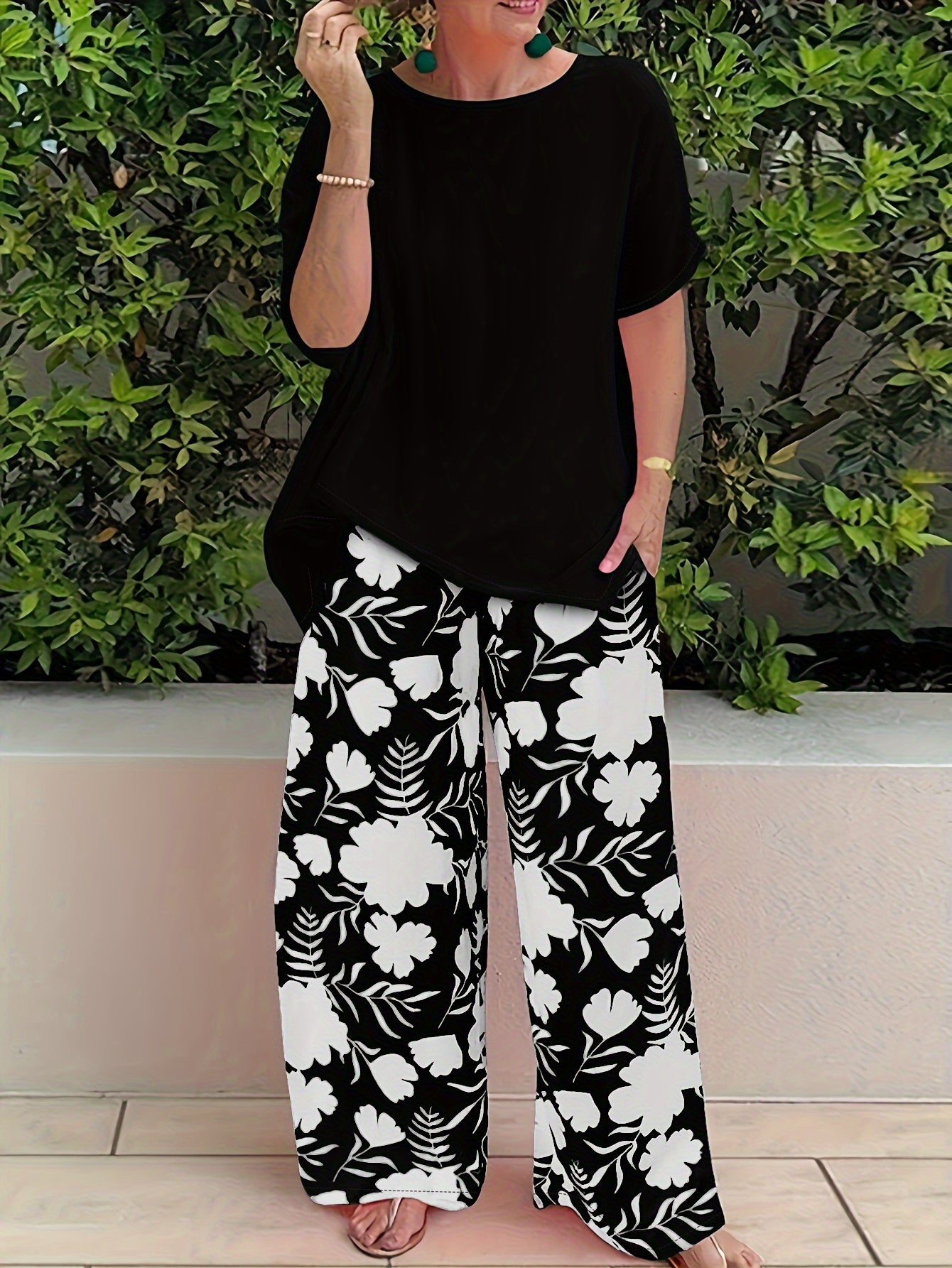 Plus Size Women's Botanical Print Two-Piece Set- Round Neck Tops with Random Floral Print Wide Leg Pants Featuring Pockets, Perfect for Spring and Summer Casual or Stylish Outfits