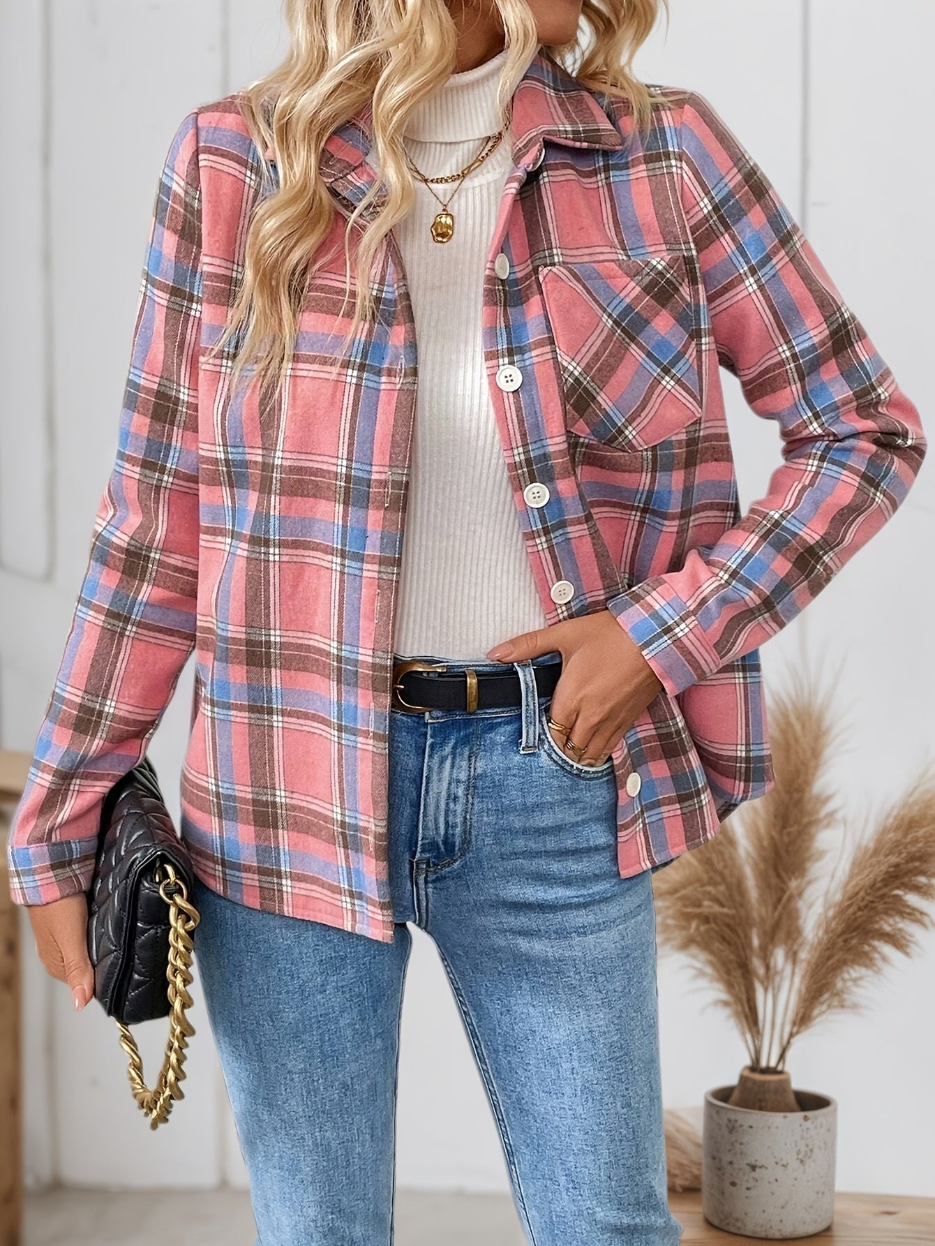A Long-Sleeved Checkered Jacket for Women, Featuring a Fleece Lining for Added Warmth, Essential for Casual Outfits in The Fall And Winter