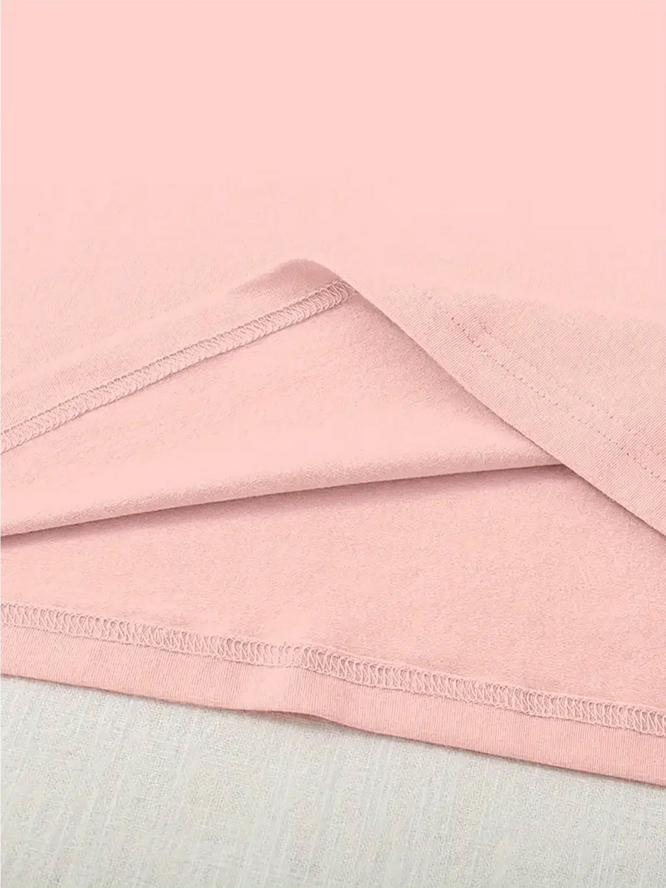 100% T-Shirt for Women with Letter Print. Features a Minimalist Design That Is Soft And Breathable. Perfect for Both Sessions And Everyday Wear, It Highlights a Sleek Look. an Essential Item for Casual Wear Throughout The Year And for Commuting