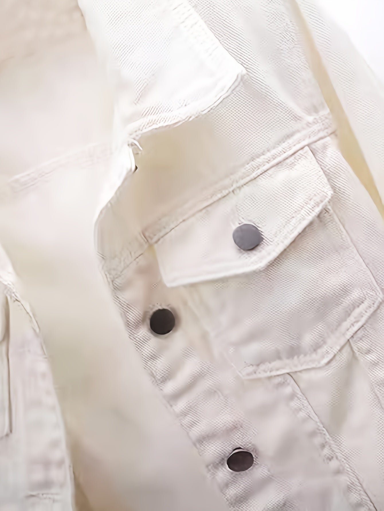 Ladies' Short Denim Jacket with a Slim Fit, Featuring 3/4 Sleeves And a Distressed Look