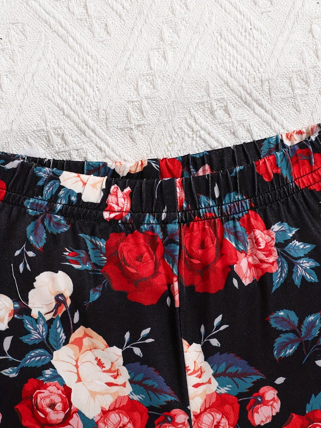 Popular Among Customers, This Delightful Floral Print Outfit for Girls Includes a Ruffled Long-Sleeve Top And Leggings with Bows. It'S Machine Washable And Ideal for Spring And Fall, Making It Great for Outdoor Activities.