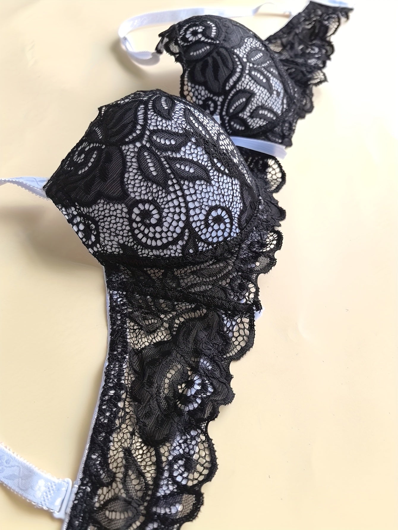 High-Quality French Lace Sexy Women'S Bra And Thong Panty Set with Exquisite Deep V Neckline