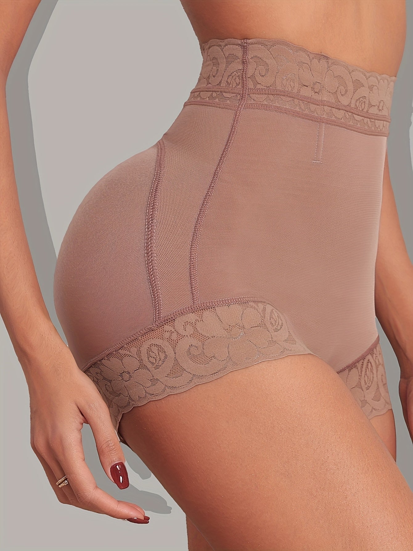 Shapewear Designed to Lift And Shape The Buttocks, Featuring Lace And Non-Slip Gel for a Flattering Silhouette.