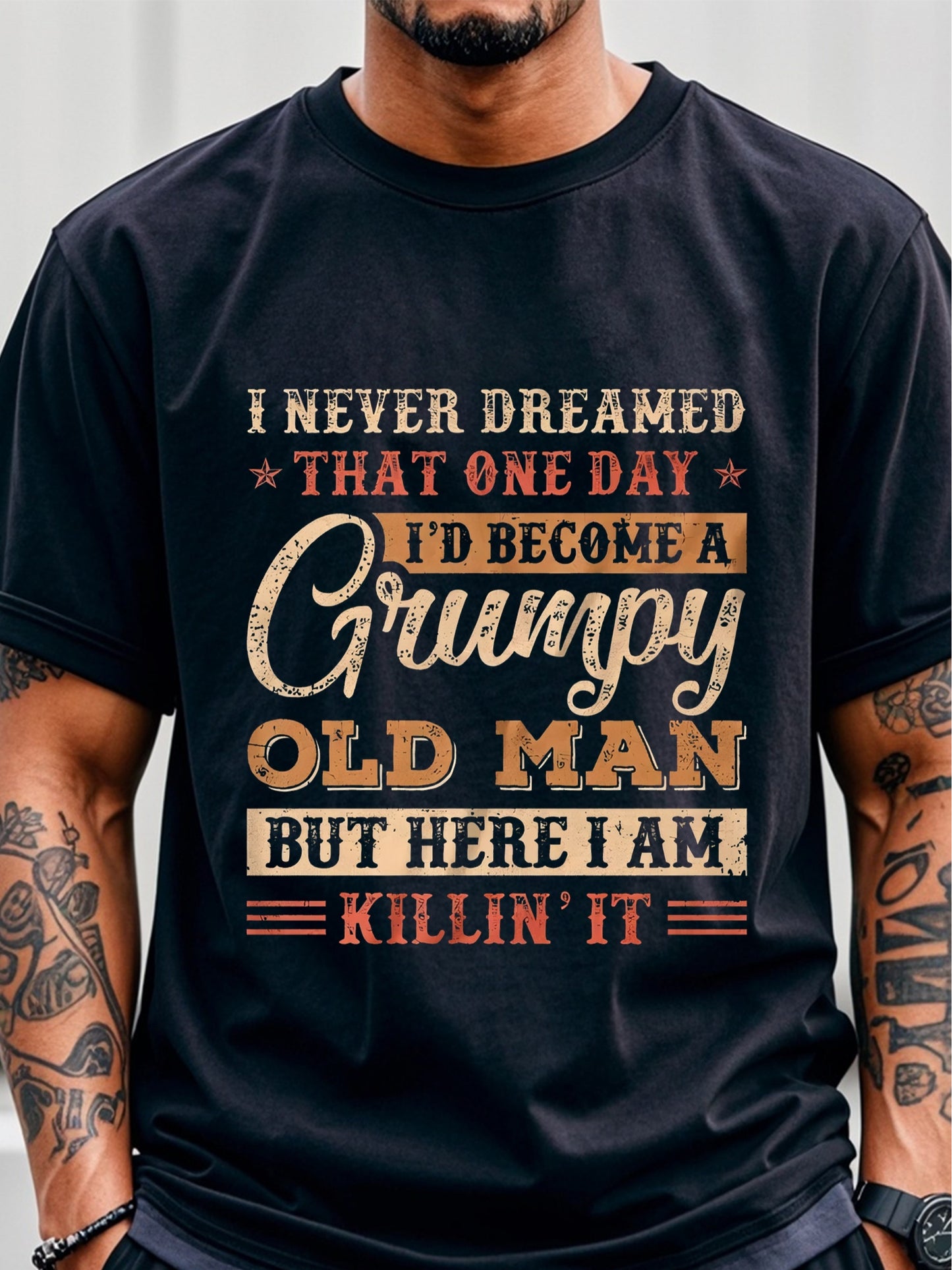 Men's Humorous Pattern T-Shirt, Casual Round Neck, Slightly Elastic, Regular Fit, Four Seasons Knitted Fabric with "I Never Thought I'd Be a Grumpy Old for Man" Pattern, Suitable for Adults, Plus Size