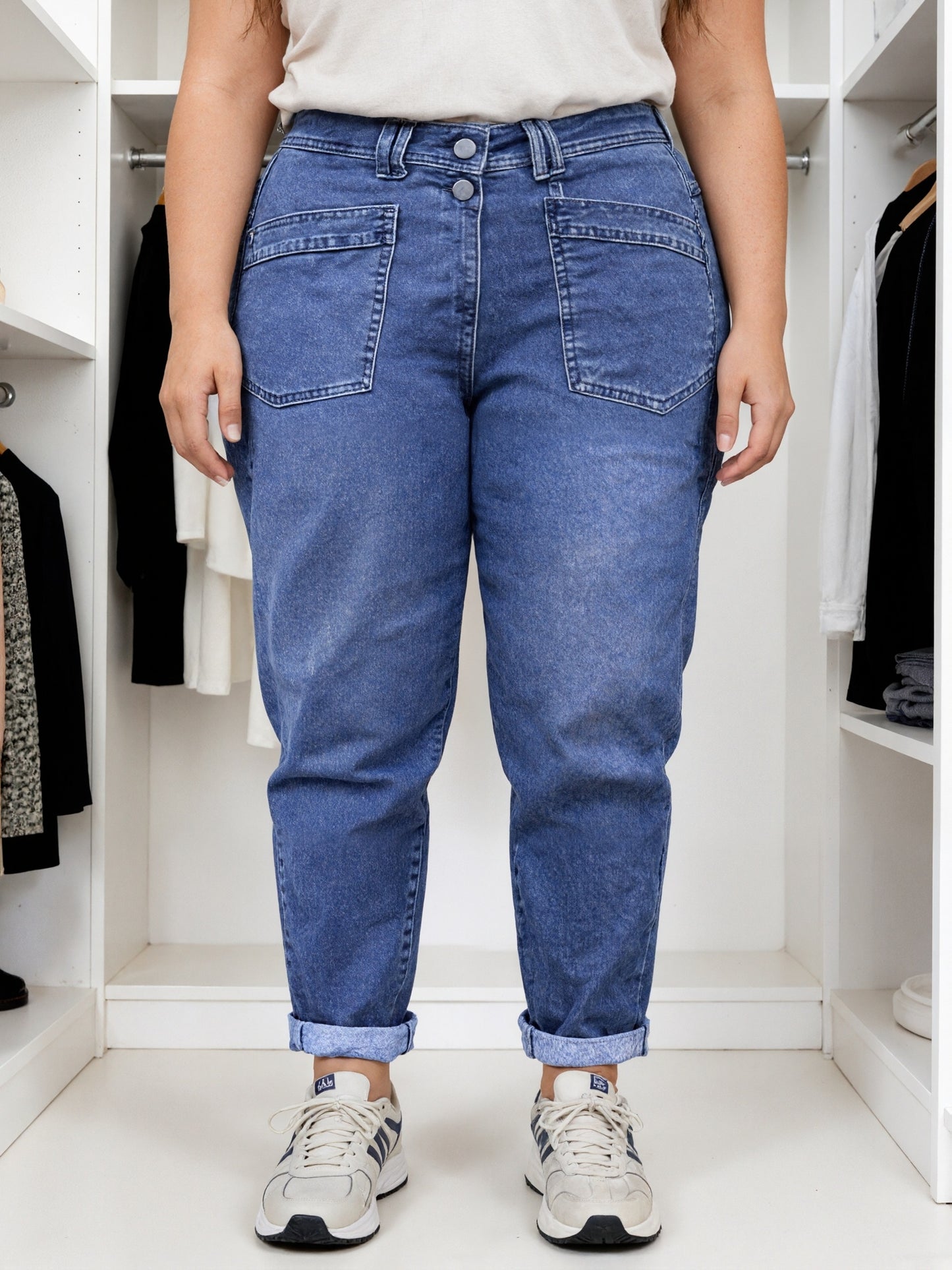 Plus Size Women'S Stretch Mid-Rise Straight Leg Jeans with Slanted Pockets - Versatile Year-Round Denim for Casual Everyday Wear Workwear Style, Relaxed Fit, Suitable for All Seasons, Casual And Semi-Formal Occasions