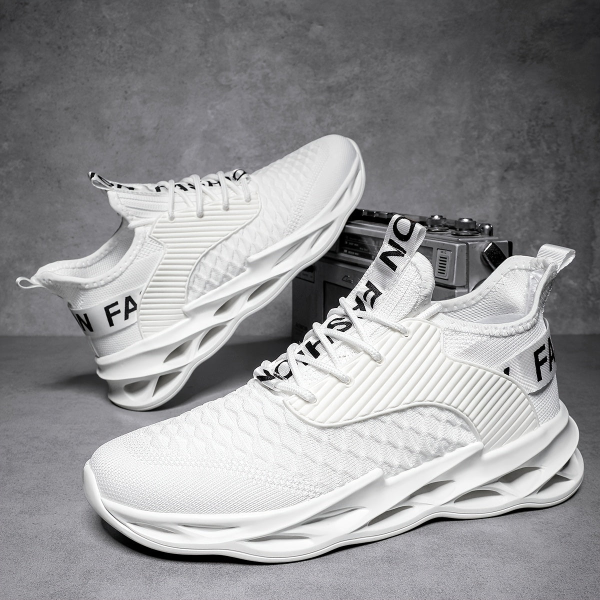 A Pair Of Fashionable, Breathable Knitted Running Shoes For Men And Women Suitable For All Seasons.