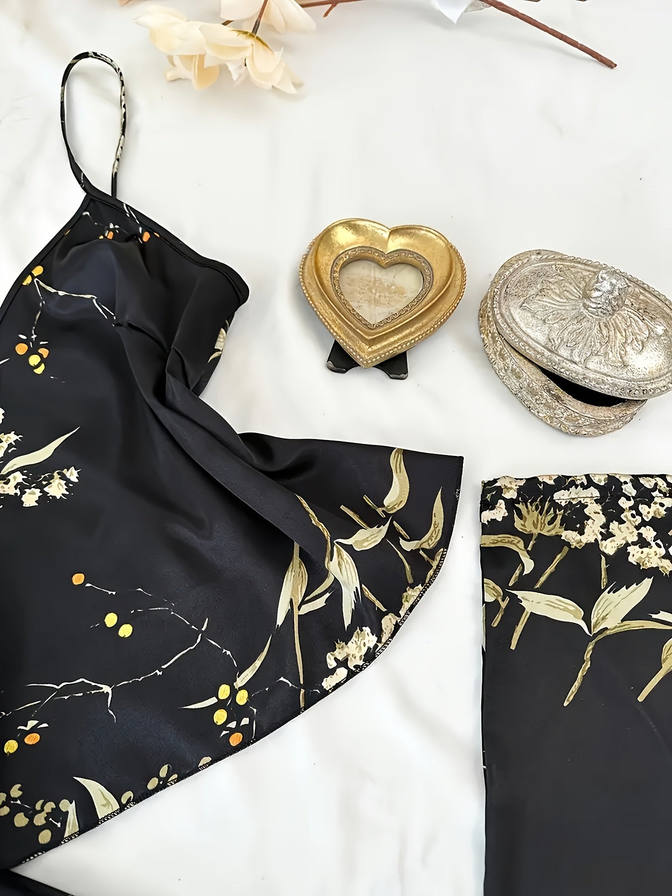 V-Neck Camisole Sleepwear, Stylish Printed Camisole Gowns, Cozy And Relaxed Women'S Sleepwear, Nightgowns, And Nightdress Collections. Long-Sleeve Robe, High-Neck Camisole Skirt, Backless V-Neck Top, And Pleated Shorts Are Casual And Adaptable