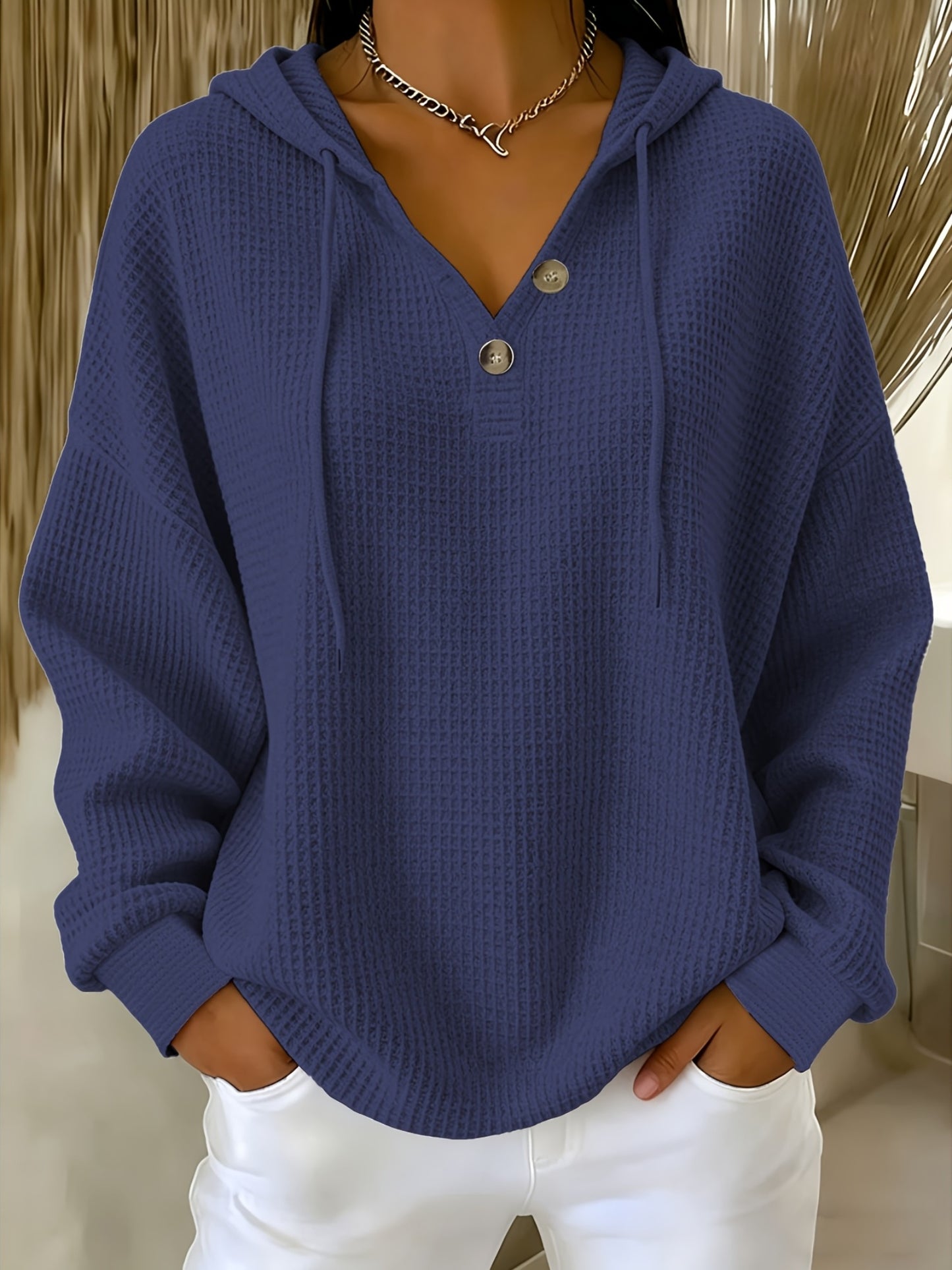 A Plain-Colored Waffle V-Neck Hoodie with Buttons Is Ideal for Everyday Travel