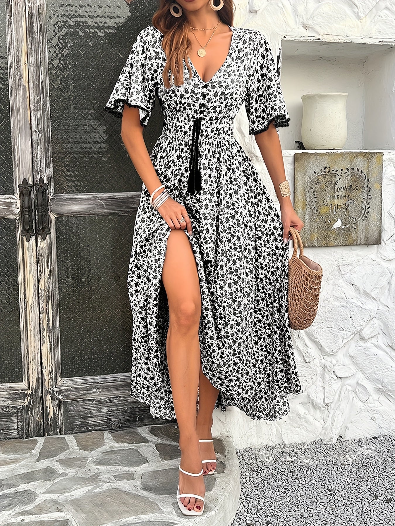 Women's V-neckline Is Elegantly Printed, And The Atmosphere Is Tasseled Dress