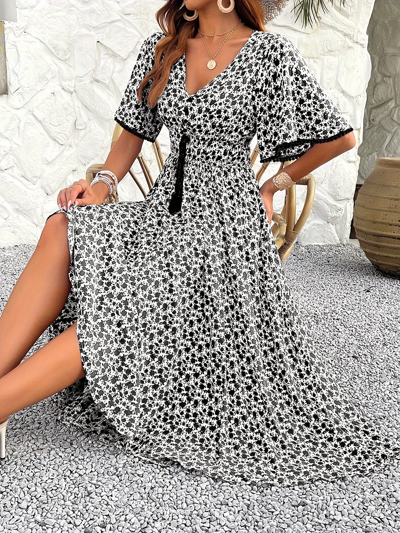 Women's V-neckline Is Elegantly Printed, And The Atmosphere Is Tasseled Dress