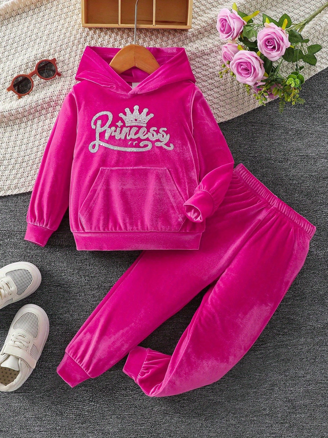 Randomly Distribute 2 Sets of 6 Colors, Including Girls' Autumn And Winter Long Sleeved Hooded Embroidered Hoodie And Solid Color Long Pants Set, Suitable for Outdoor Activities in Autumn/Winter, Including Solely The Top And Pants