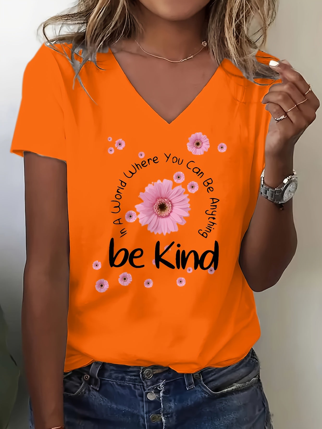 Casual Artistic Printed T-Shirt, Very Suitable for Home Use, Going Out, Or As a Gift|Ideal for Birthday Gifts, Valentine'S Day, Etc. Women'S V-Neck Short Sleeve Top with Flowers And "Be Kind" Text Combination, Conveying Positive Energy