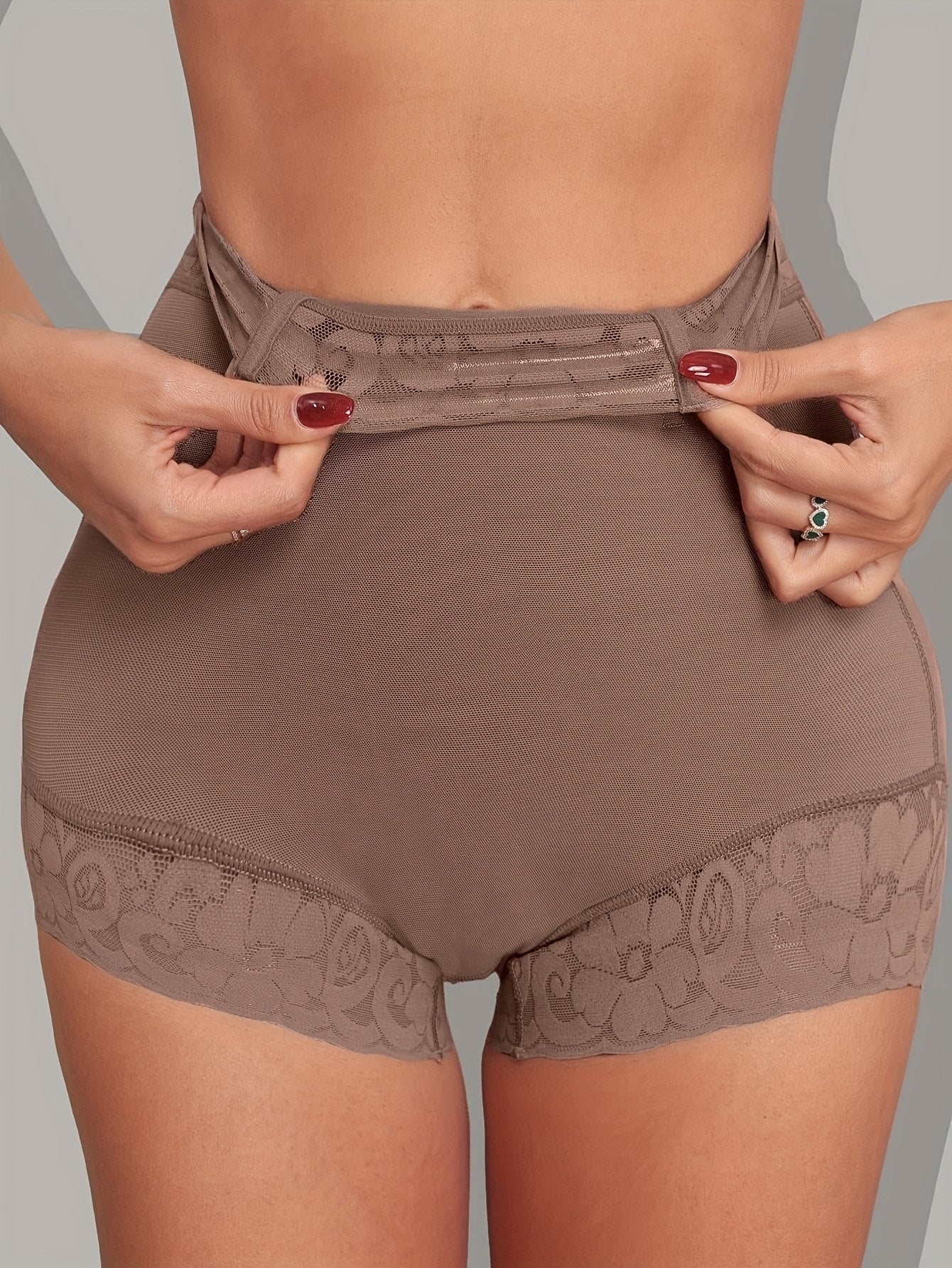 Shapewear Designed to Lift And Shape The Buttocks, Featuring Lace And Non-Slip Gel for a Flattering Silhouette.