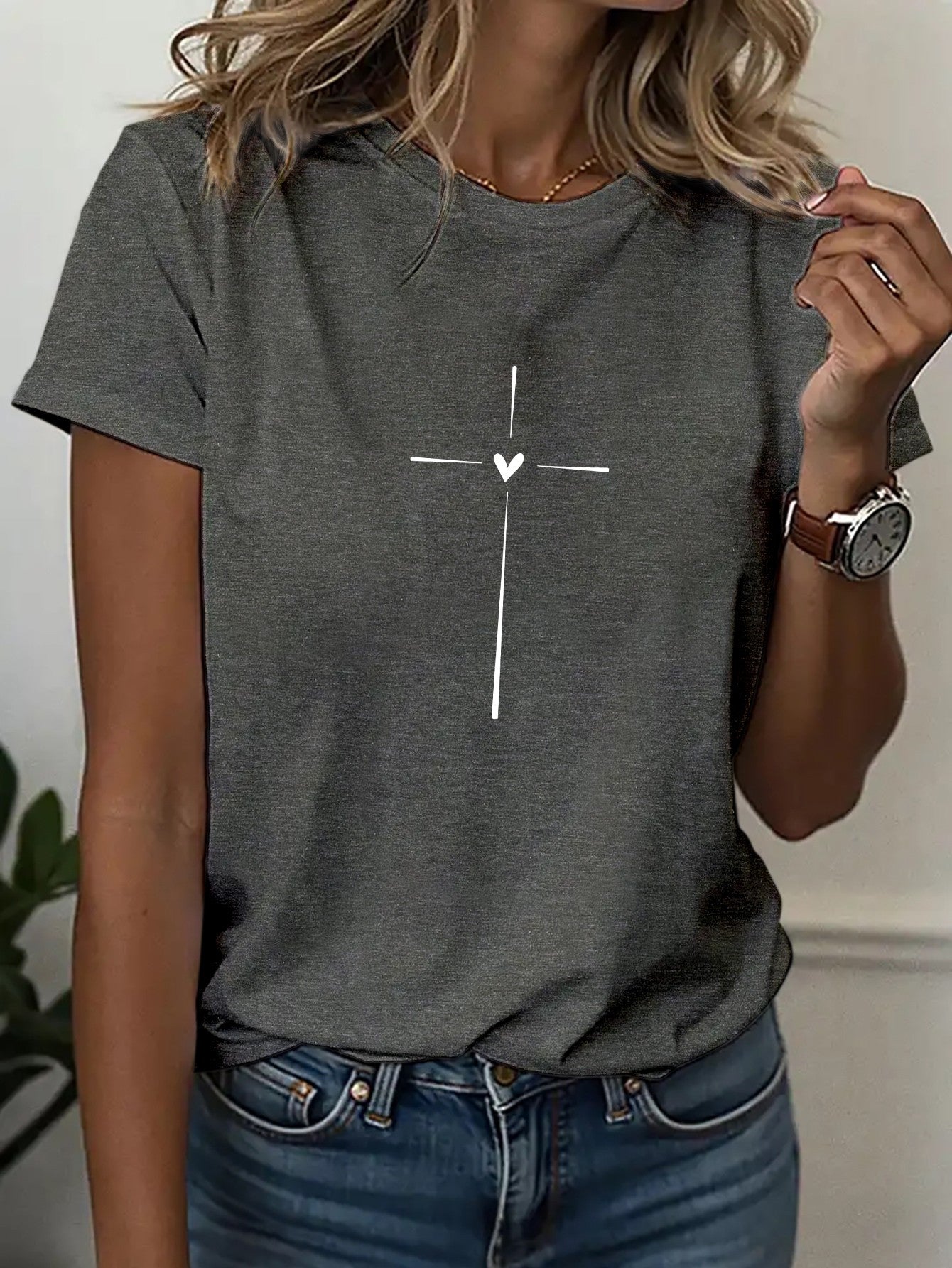 Women's Casual Sports T-shirt, Round-neck T-shirt, Simple Artistic T-shirt with Cross and Heart Design, Artistic Aesthetic for Women's Daily Wear, Comfortable for All Seasons, Short-sleeved Top