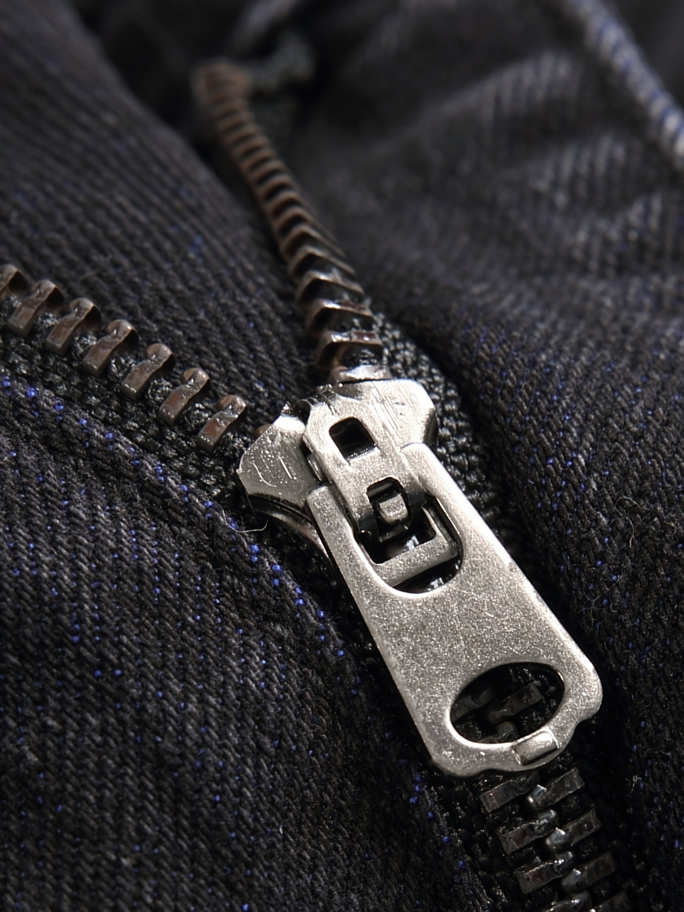 Casual Trend Jeans for Men in Black with a Slim Fit And Ripped Design