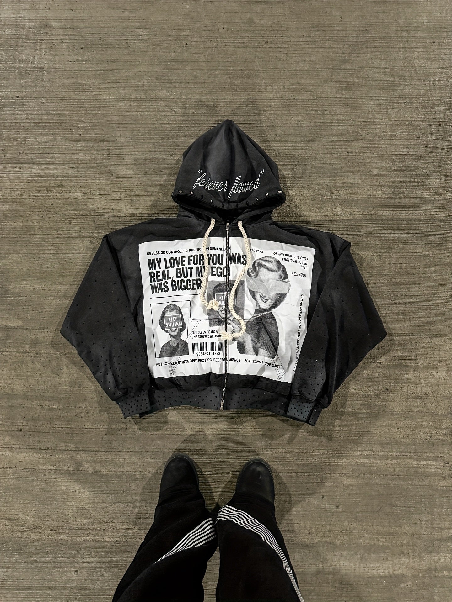 Trendy American Hoodie with a Unique Design, Featuring a Loose Fit Suitable for All Genders, Inspired by Hip-Hop And Harajuku Styles. This Dark Sweatshirt Is Part of a Viral Clothing Brand, Perfect for Streetwear Enthusiasts