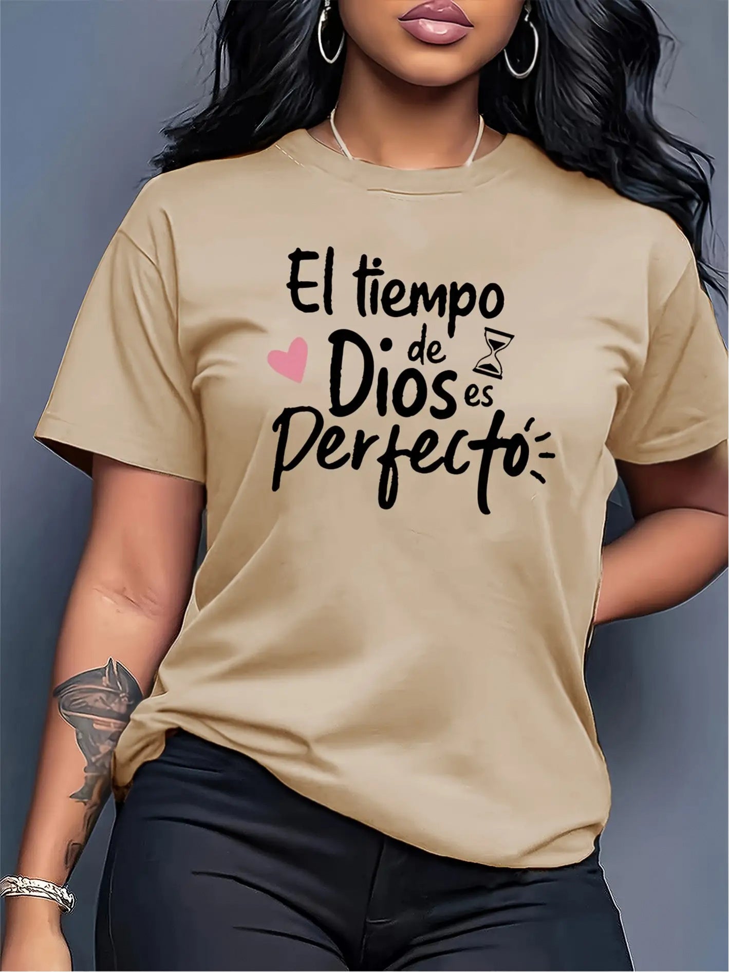Women'S Olive Green Spanish Short Sleeve T-Shirt | "God'S Timing is Perfect" Inspirational Casual Top - Soft Everyday Shirt, Machine Washable, Suitable for Everyday and Special Occasions, Vacation Clothing, Printed with Alphabets, Medium Stretch