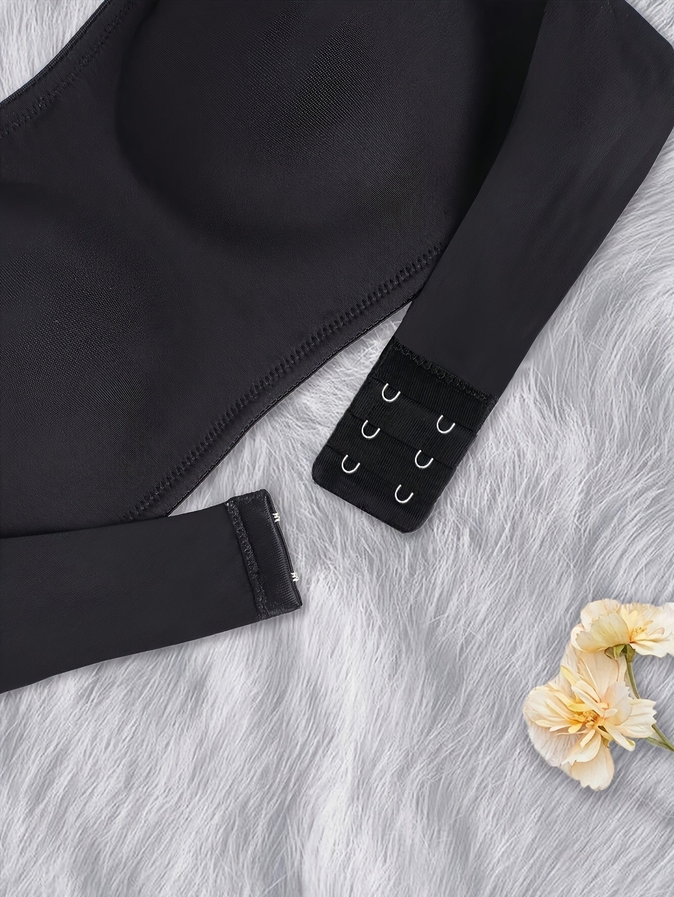A 3pcs Detachable Padded Bra Without Steel Rings, Featuring a Strapless Design, Is Made of Soft and Breathable Nylon Material. It Is Perfect for Pairing with Summer Off-shoulder Outfits, Showcasing Elegant Style.