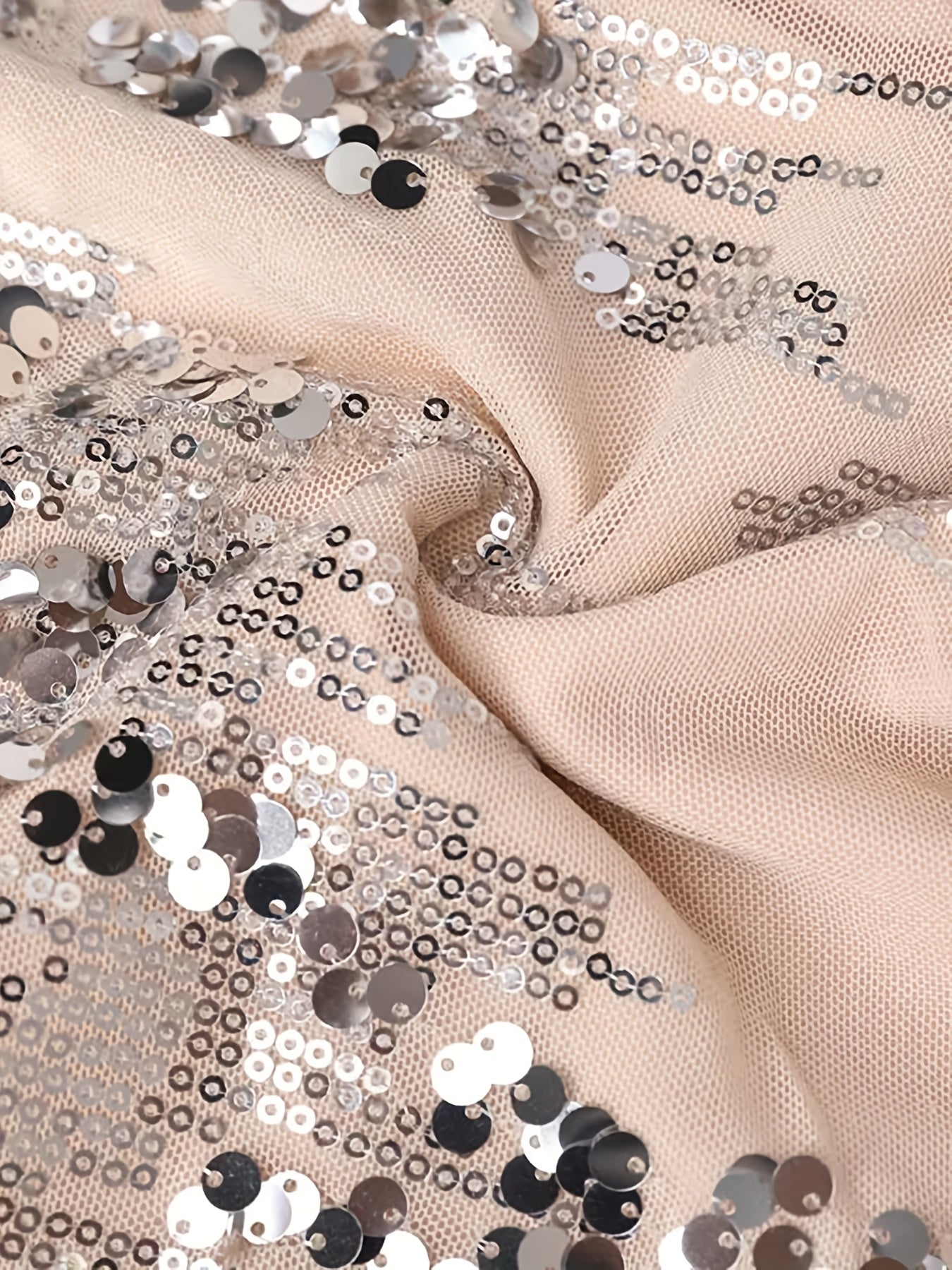 A Short Jacket with A Silvery Sequined Zipper Design In The European And American Style. It's A Long-sleeved Cardigan And A Niche Outerwear for The Autumn Of 2025. It's A Fashionable And Versatile Coat That Catches The Eye for Parties And Dates