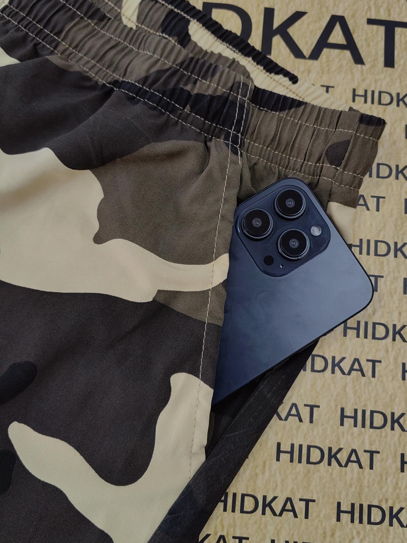 Women's Casual Camouflage Work Pants with Large Patch Pockets, Elastic Drawstring Waistband, and Tapered Cuffs, Suitable for Daily Outdoor Leisure Wear