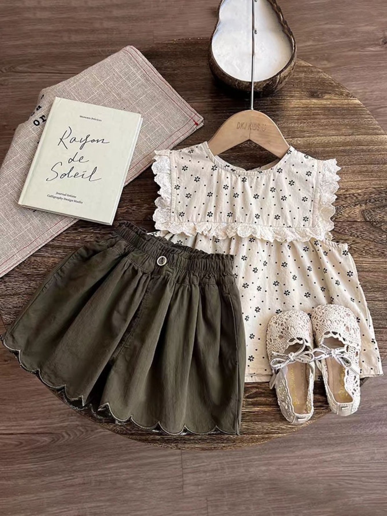 Girls' Summer Forest-style Sleeveless Floral 2pcs Set: Lace-trimmed Small Floral Short-sleeve Top + Ruffled-edge Shorts, Perfect for Outdoor