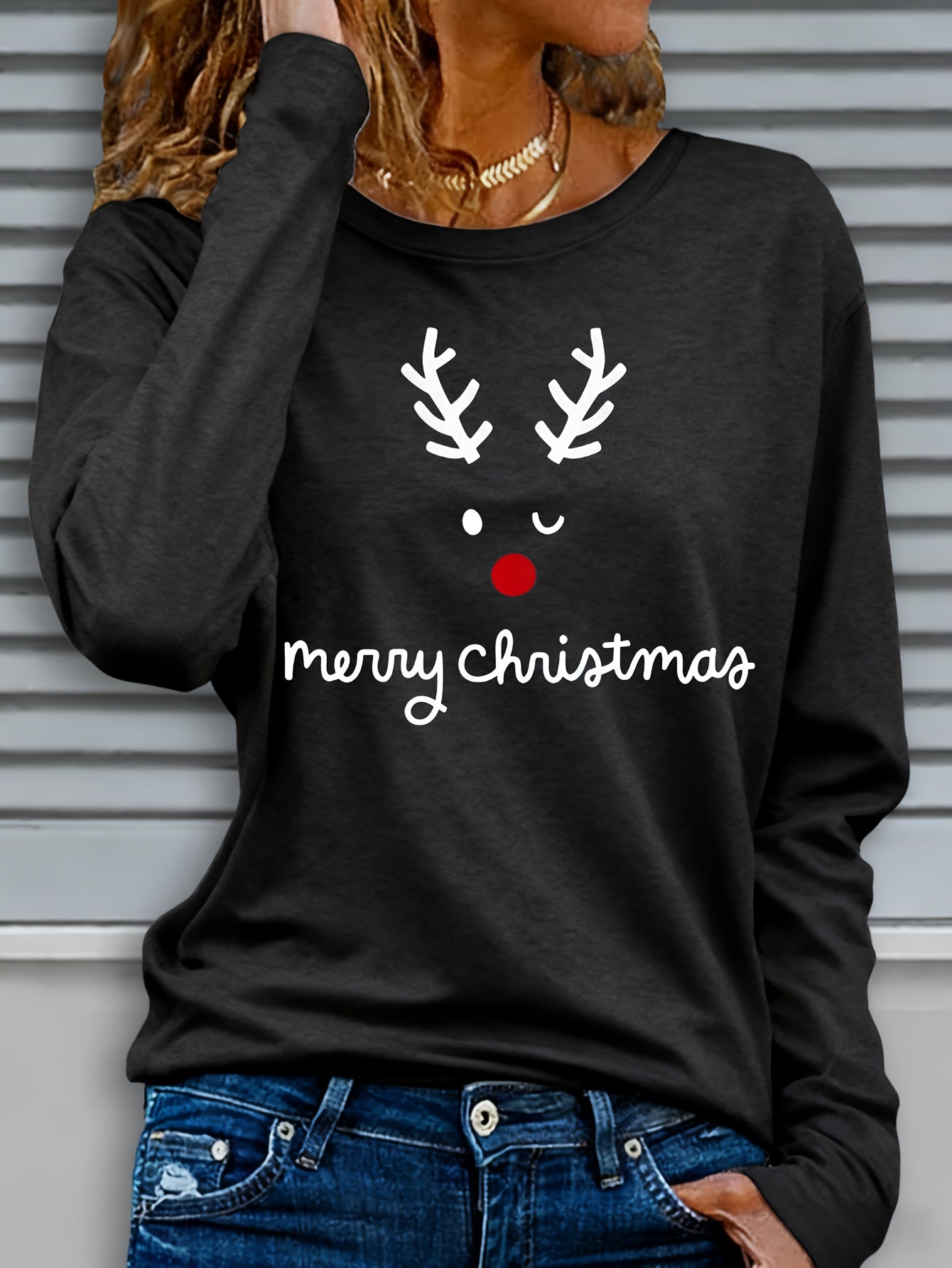 Women's Christmas Print Sweatshirt - Reindeer Pattern with "Merry Christmas" Lettering, Comfortable Crew Neck Long-sleeved Pullover, Casual Top for Autumn And Spring, Machine Washable, Perfect for Holiday Parties And Winter Wear.