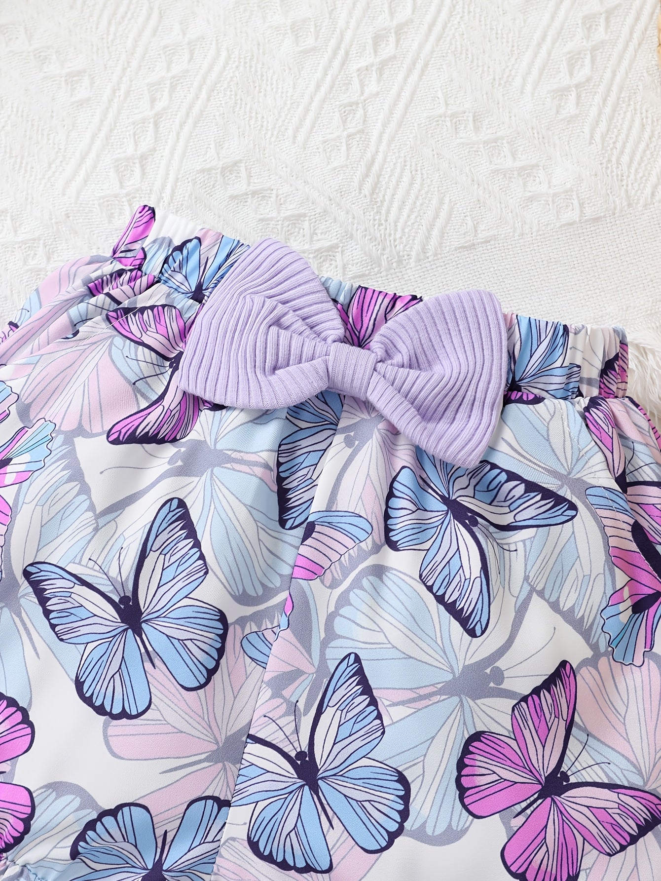 A Charming Two-Piece Outfit Featuring Delightful Details for Young Girls, Including a Ruffled Top with Butterfly Bows And Butterfly-Patterned Shorts, Perfect for Summer Outings And Festive Occasions, for Outdoor