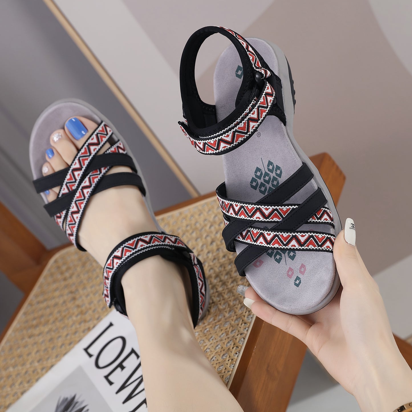 Ladies' Hiking Sandals Designed for Comfort, Featuring Arch Support And Adjustable Straps, Perfect for Outdoor Activities And Stylish for Summer Beach Outings.