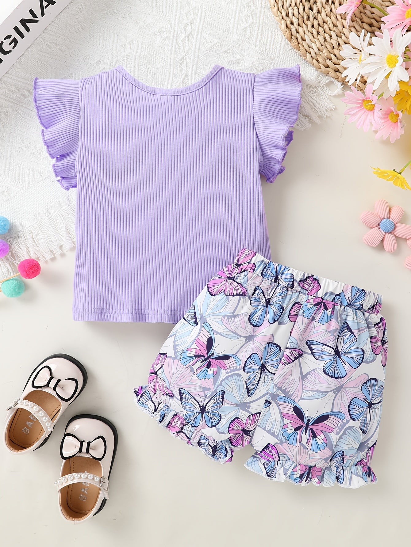 A Charming Two-Piece Outfit Featuring Delightful Details for Young Girls, Including a Ruffled Top with Butterfly Bows And Butterfly-Patterned Shorts, Perfect for Summer Outings And Festive Occasions, for Outdoor