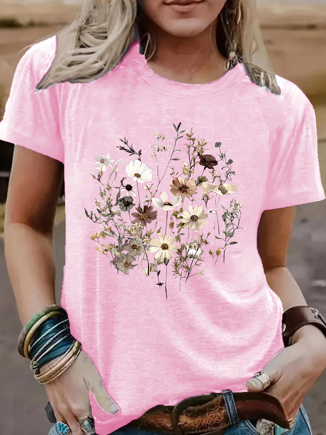 Round Neck T-Shirt - Stylish Women'S Graphic Tee - Comfortable Material with Circular Neckline - Light And Airy for Spring And Summer Outfits