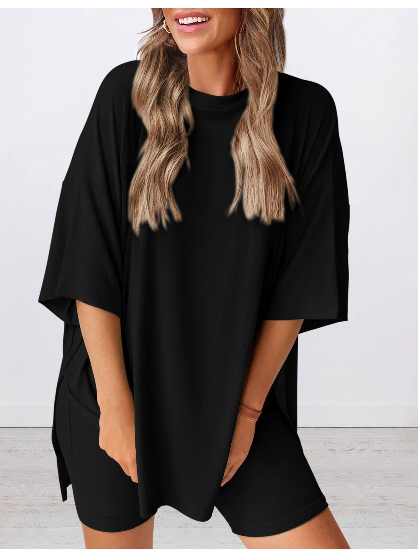 A Two-Piece Outfit Consisting of a Relaxed-Fit Solid Color Short-Sleeve Top And Shorts, Perfect for The Spring/Summer 2026 Season