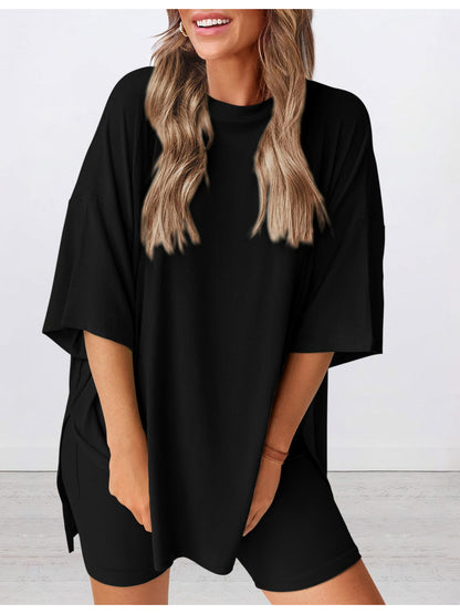 A Two-Piece Outfit Consisting of a Relaxed-Fit Solid Color Short-Sleeve Top And Shorts, Perfect for The Spring/Summer 2026 Season