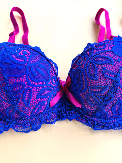 High-Quality French Lace Sexy Women'S Bra And Thong Panty Set with Exquisite Deep V Neckline
