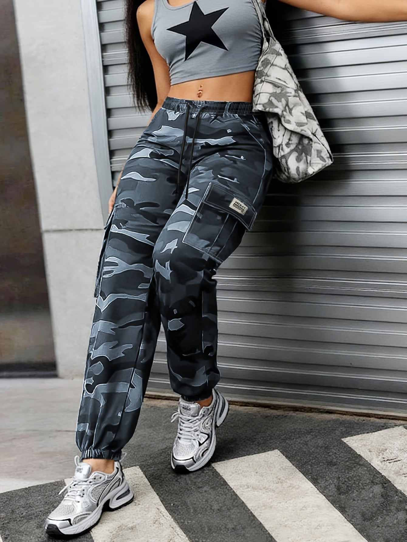 Women's Casual Camouflage Work Pants with Large Patch Pockets, Elastic Drawstring Waistband, and Tapered Cuffs, Suitable for Daily Outdoor Leisure Wear