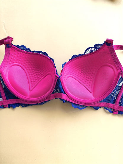 High-Quality French Lace Sexy Women'S Bra And Thong Panty Set with Exquisite Deep V Neckline