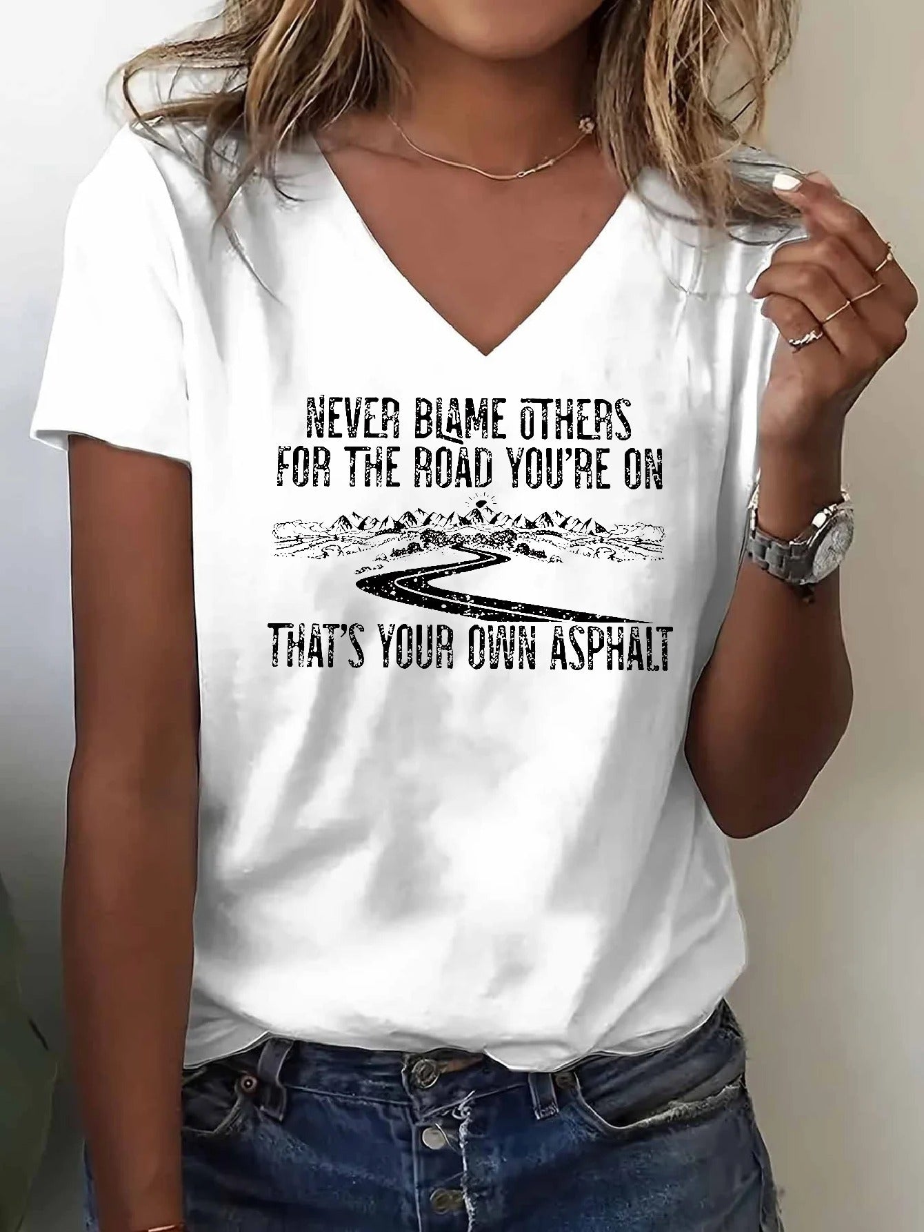 Women'S White V-Neck Short Sleeve T-Shirt- "Never Blame Others" Inspirational Print, Casual Standard Fit, Machine Washable, Perfect for Daily Wear and Gifts, Fashionable Breathable Top, Trendy Printed Shirt for Everyday Style