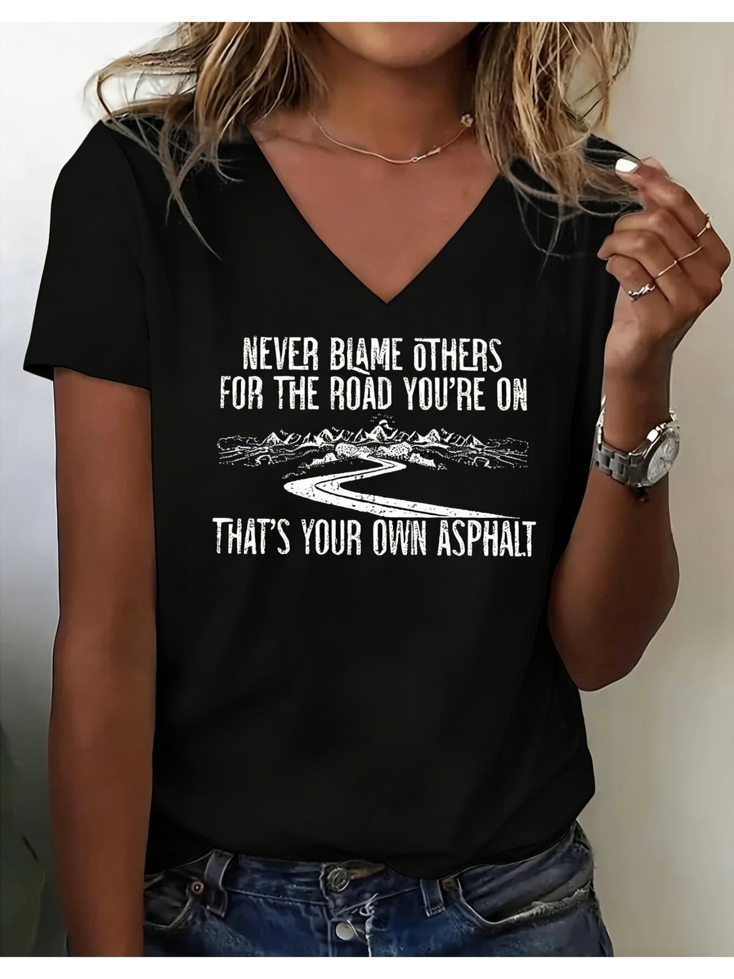 Women'S White V-Neck Short Sleeve T-Shirt- "Never Blame Others" Inspirational Print, Casual Standard Fit, Machine Washable, Perfect for Daily Wear and Gifts, Fashionable Breathable Top, Trendy Printed Shirt for Everyday Style